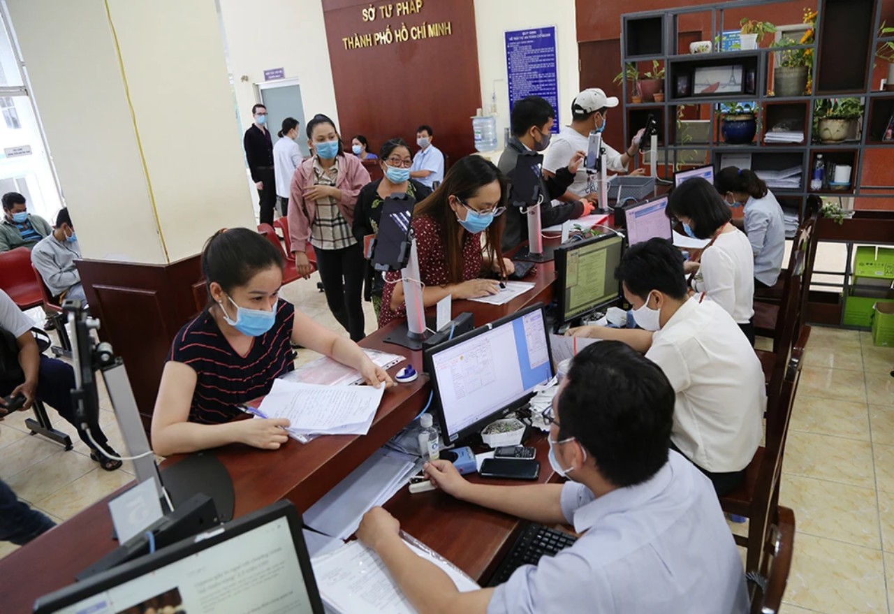 nguoi-dan-di-lam-phieu-lltp.jpg