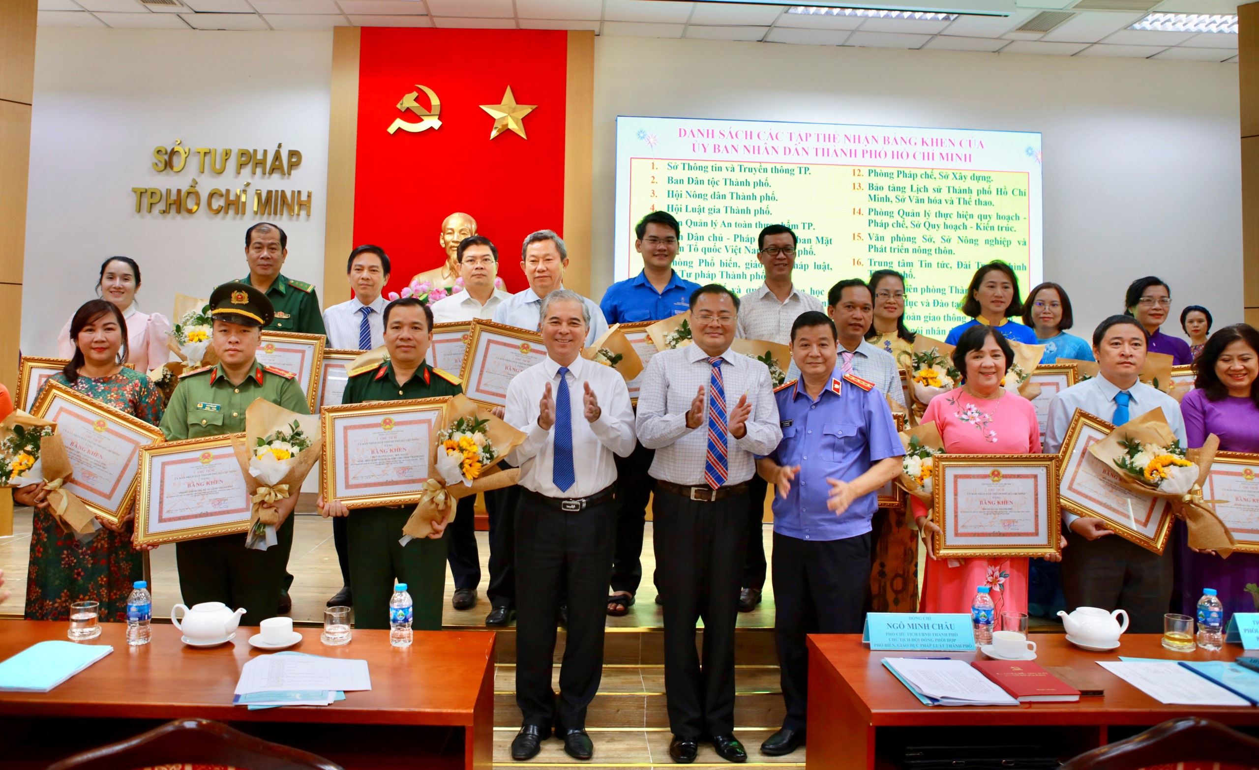 ca-nhan-tap-the-xuat-sac-ngay-phap-luat-viet-nhan.jpg