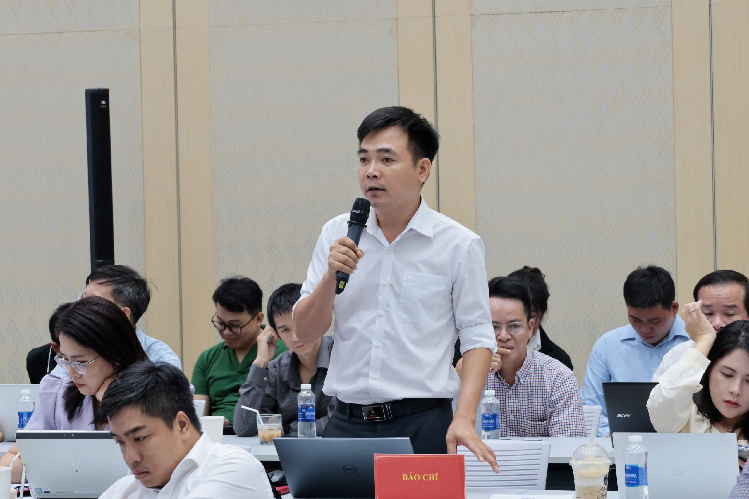 pv-bao-phap-luat-tphcm-dat-cau-hoi.jpg