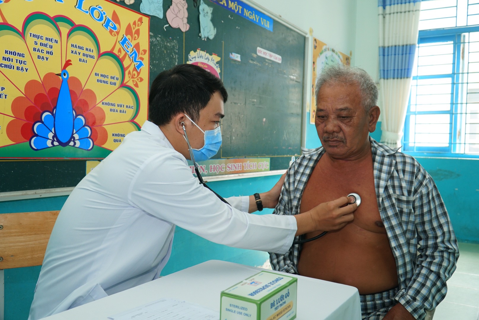 'Cùng ngư dân thắp sáng đèn trên biển': Đang tổ chức khám bệnh, phát thuốc miễn phí cho bà con, ngư dân tỉnh Ninh Thuận