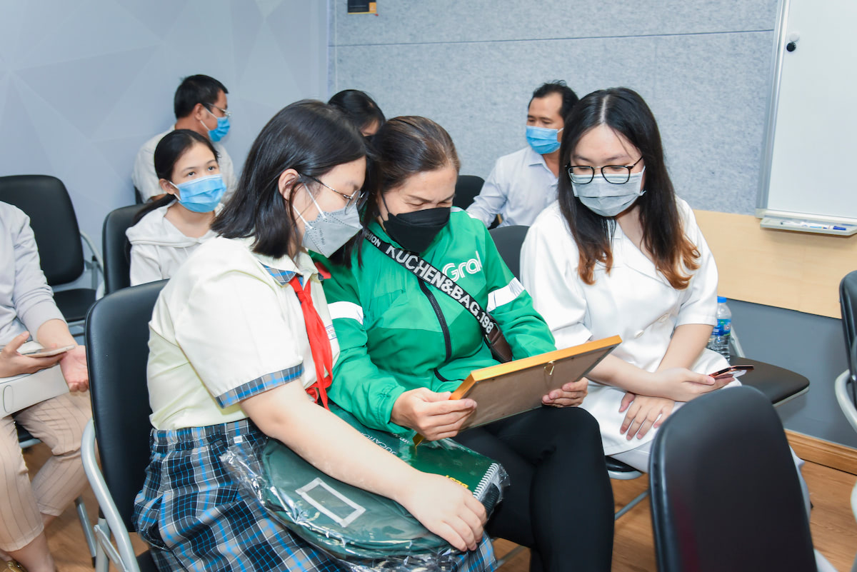 Con em đối tác tài xế được trao học bổng vì thành tích xuất sắc