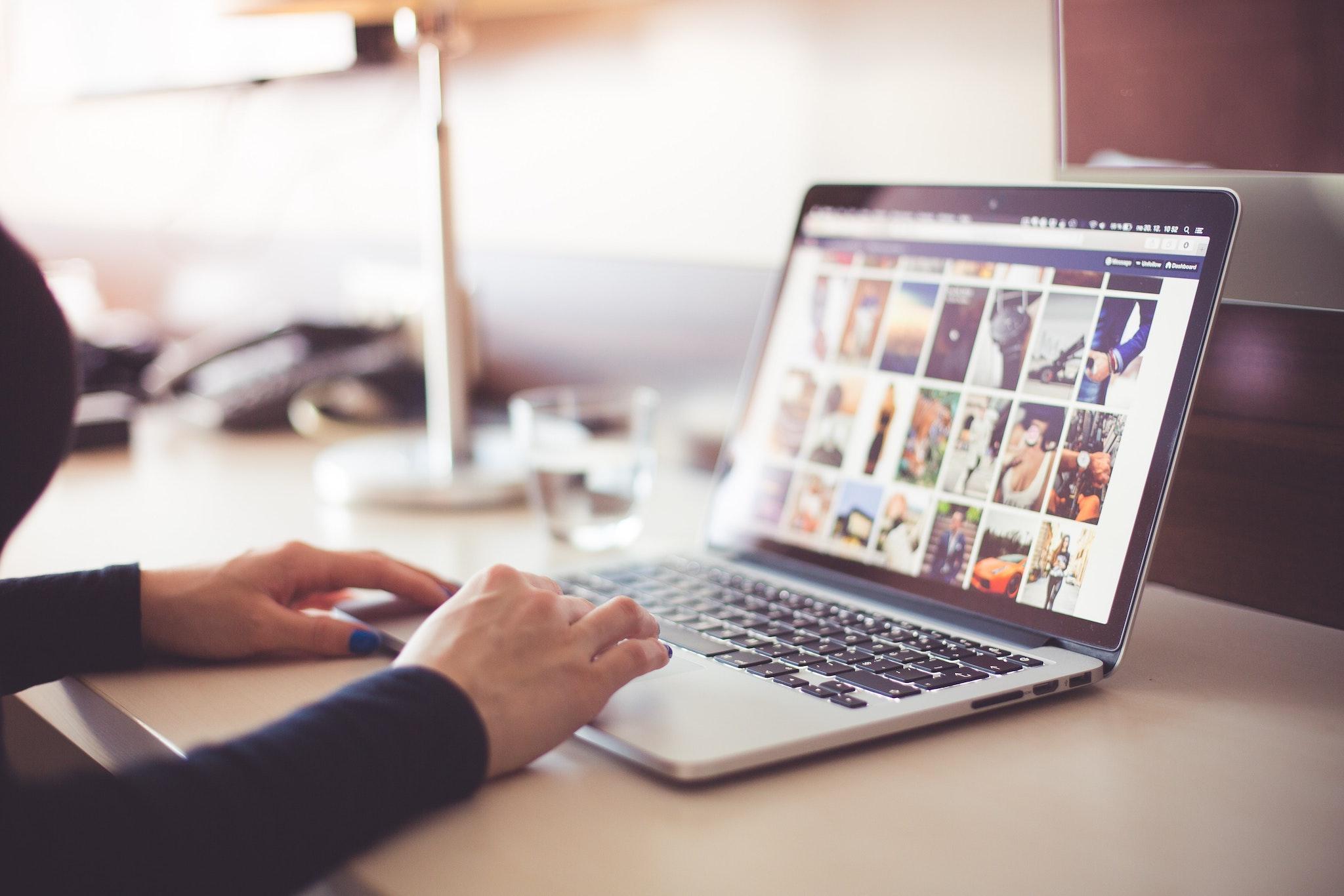 Hạn chế chia sẻ thông tin cá nhân trên Internet. Ảnh: Pexels