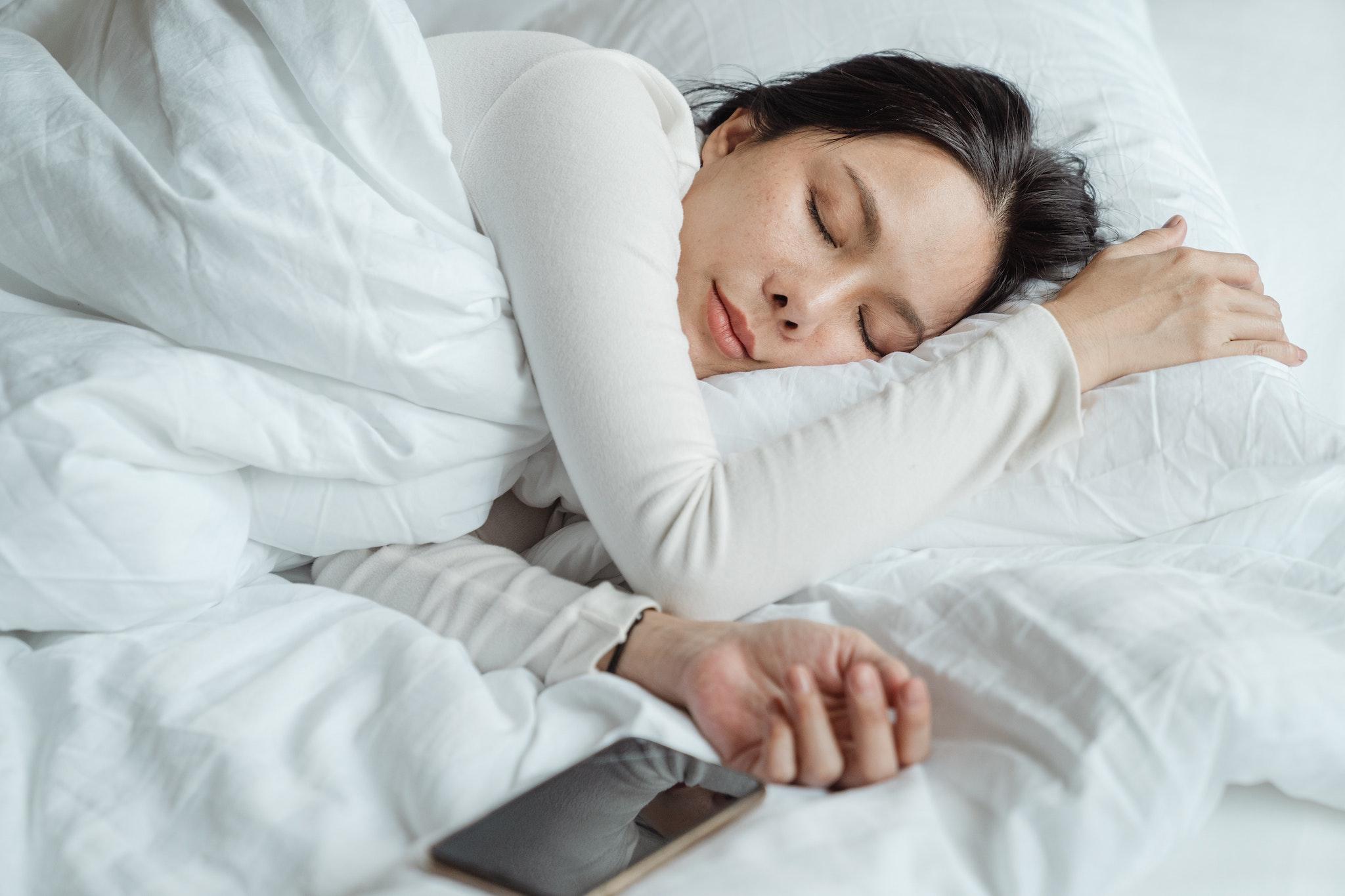 Nằm ngủ nghiêng bên trái hay bên phải, bên nào thì tốt cho sức khỏe hơn?