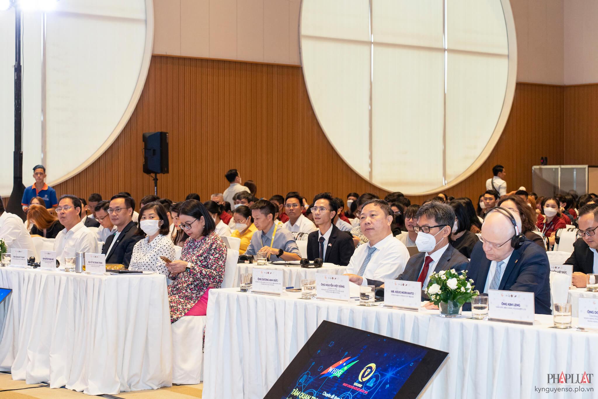 Ông Dương Anh Đức và đại diện các sở ban ngành tham gia sự kiện. Ảnh: TIỂU MINH