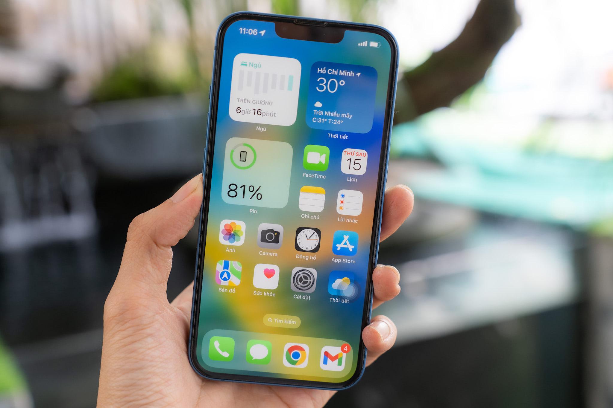 iPhone 13 nhỏ gọn, cấu hình mạnh cùng mức giá tốt. Ảnh: TIỂU MINH