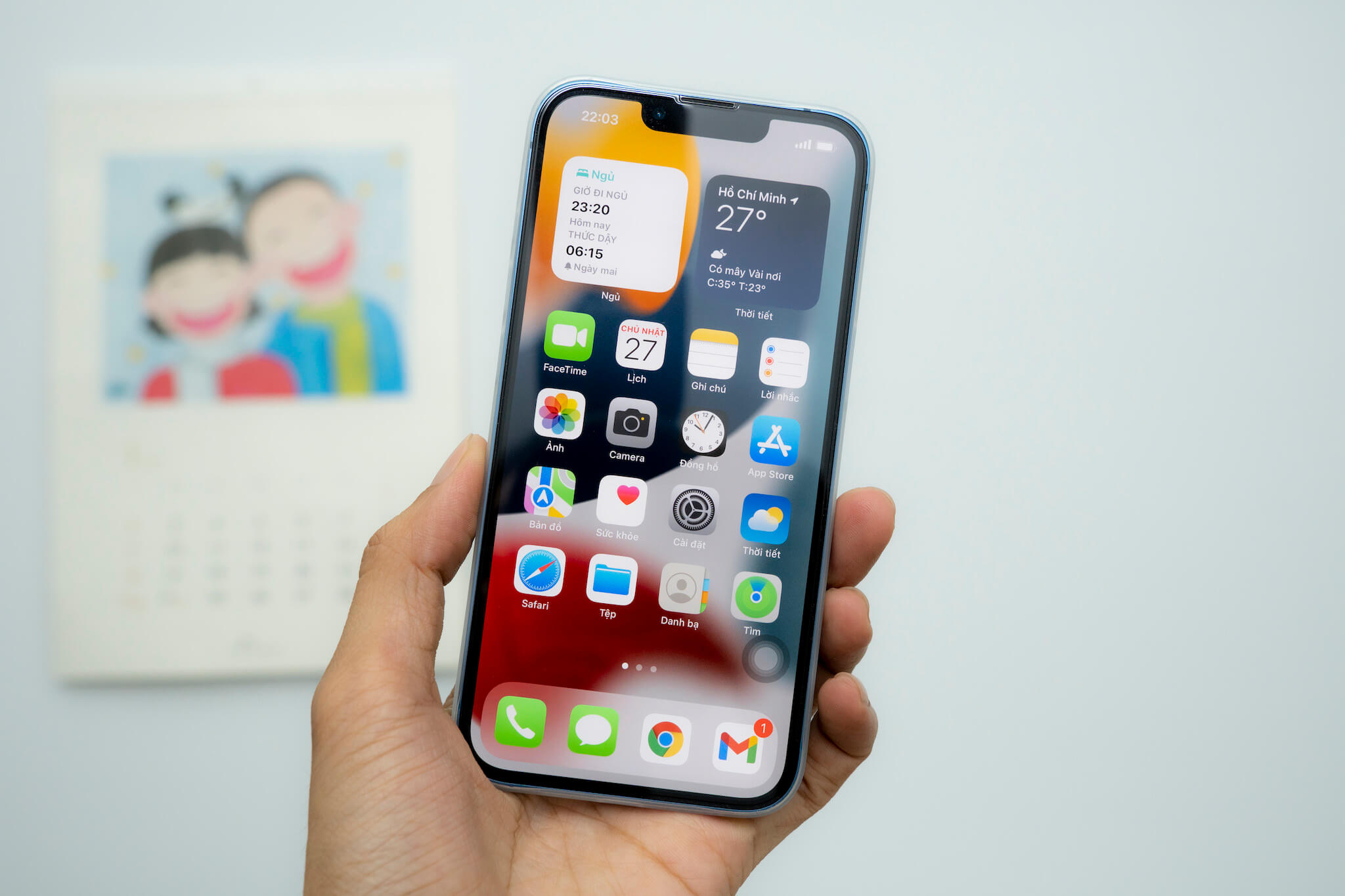 iPhone 13 VN/A giá chỉ còn từ 17,99 triệu đồng. Ảnh: TIỂU MINH