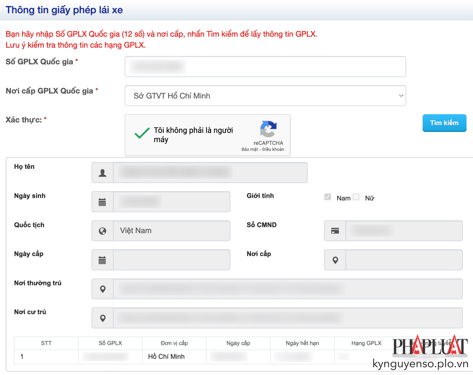 Tra cứu thông tin GPLX và bổ sung giấy tờ cần thiết. Ảnh: MINH HOÀNG