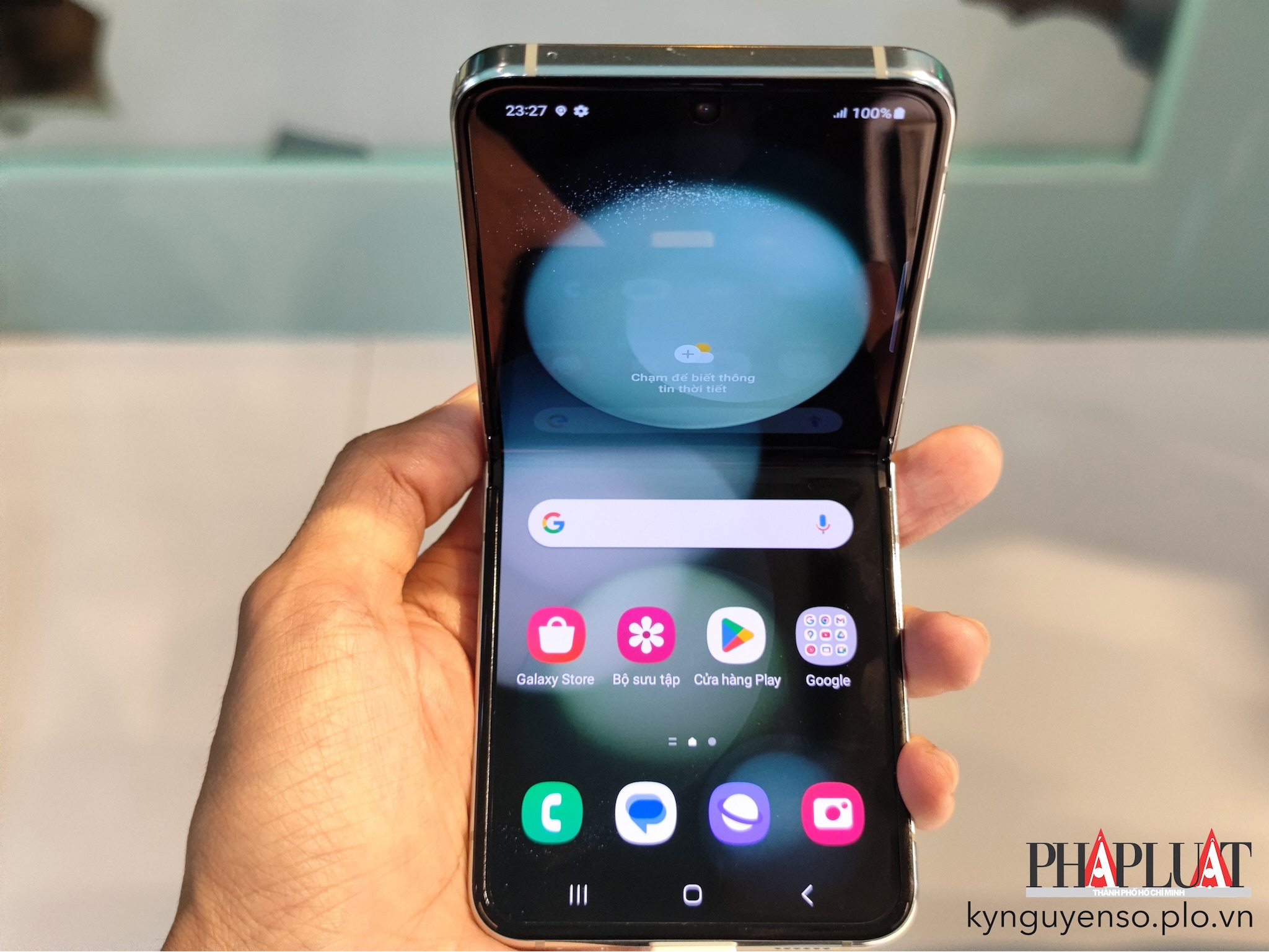 Samsung Galaxy Z Flip 5 giảm giá 10 triệu đồng sau gần 2 tháng ra mắt. Ảnh: TIỂU MINH