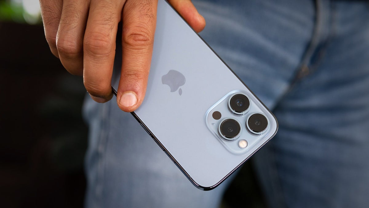 Người dùng iPhone nên cập nhật iOS 17.1.2 ngay lập tức. Ảnh minh họa