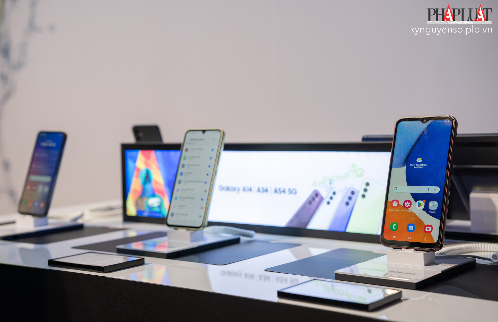 Galaxy A54 và A34 là những điện thoại Samsung giá rẻ đáng mua hiện nay. Ảnh: TIỂU MINH