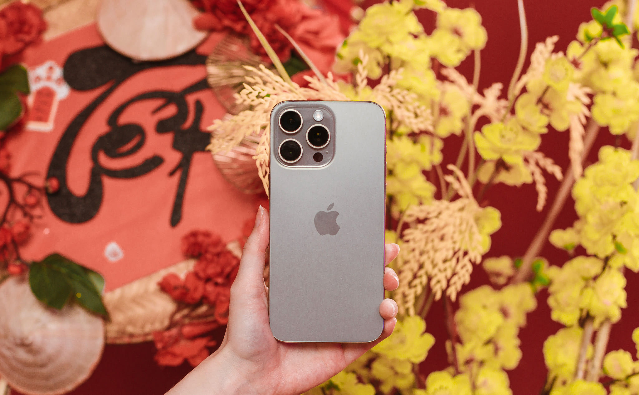 Lần đầu tiên Apple dẫn đầu thị trường điện thoại thông minh toàn cầu suốt năm 2023. Ảnh: TIỂU MINH