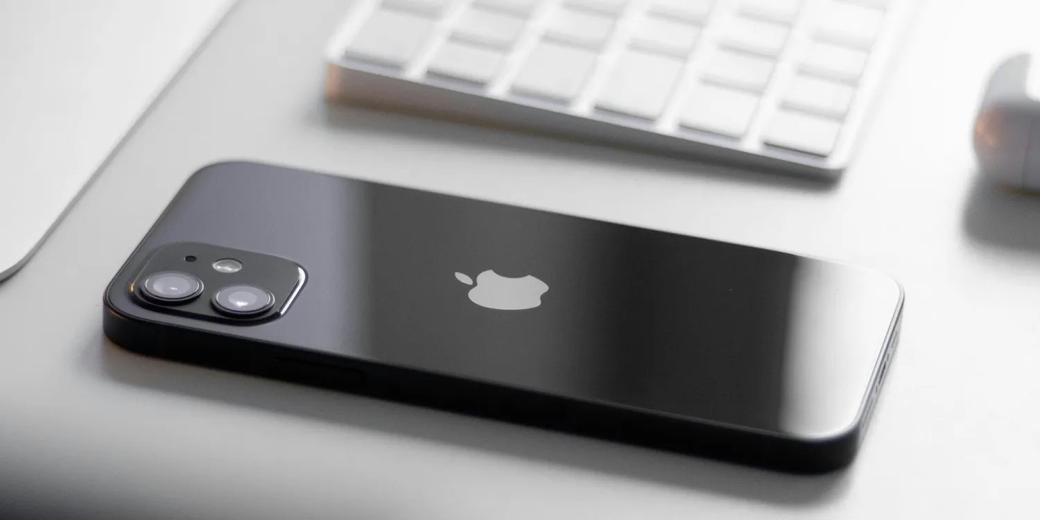 iOS 17.4 giúp tăng gấp đôi tốc độ sạc không dây trên dòng iPhone 12. Ảnh: 9to5mac