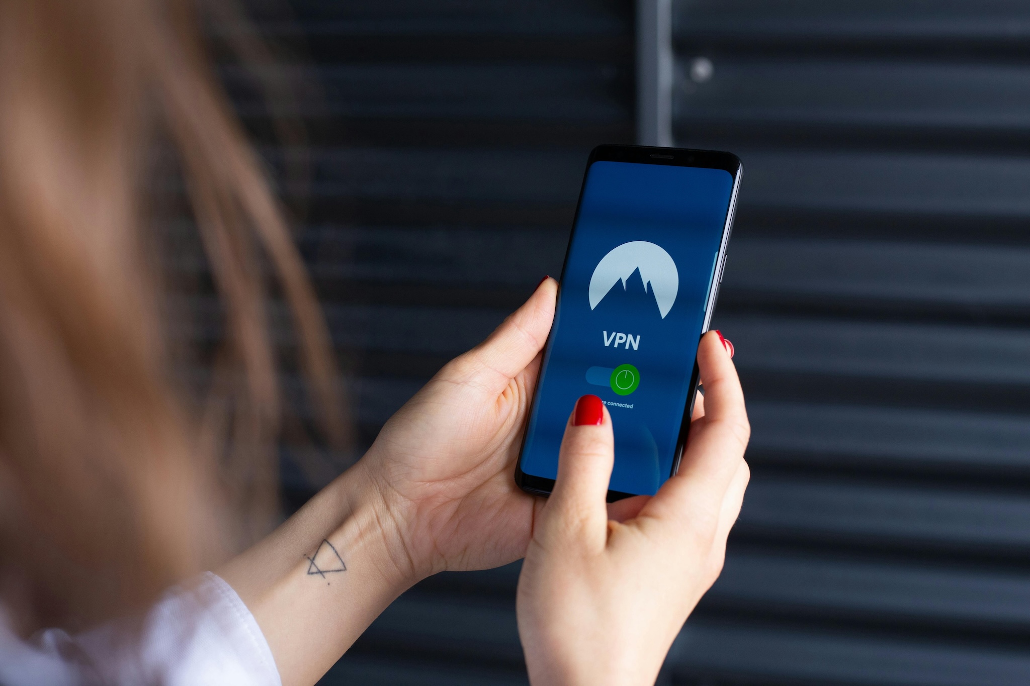 Sử dụng các ứng dụng VPN miễn phí tiềm ẩn nhiều rủi ro. Ảnh: Pexels