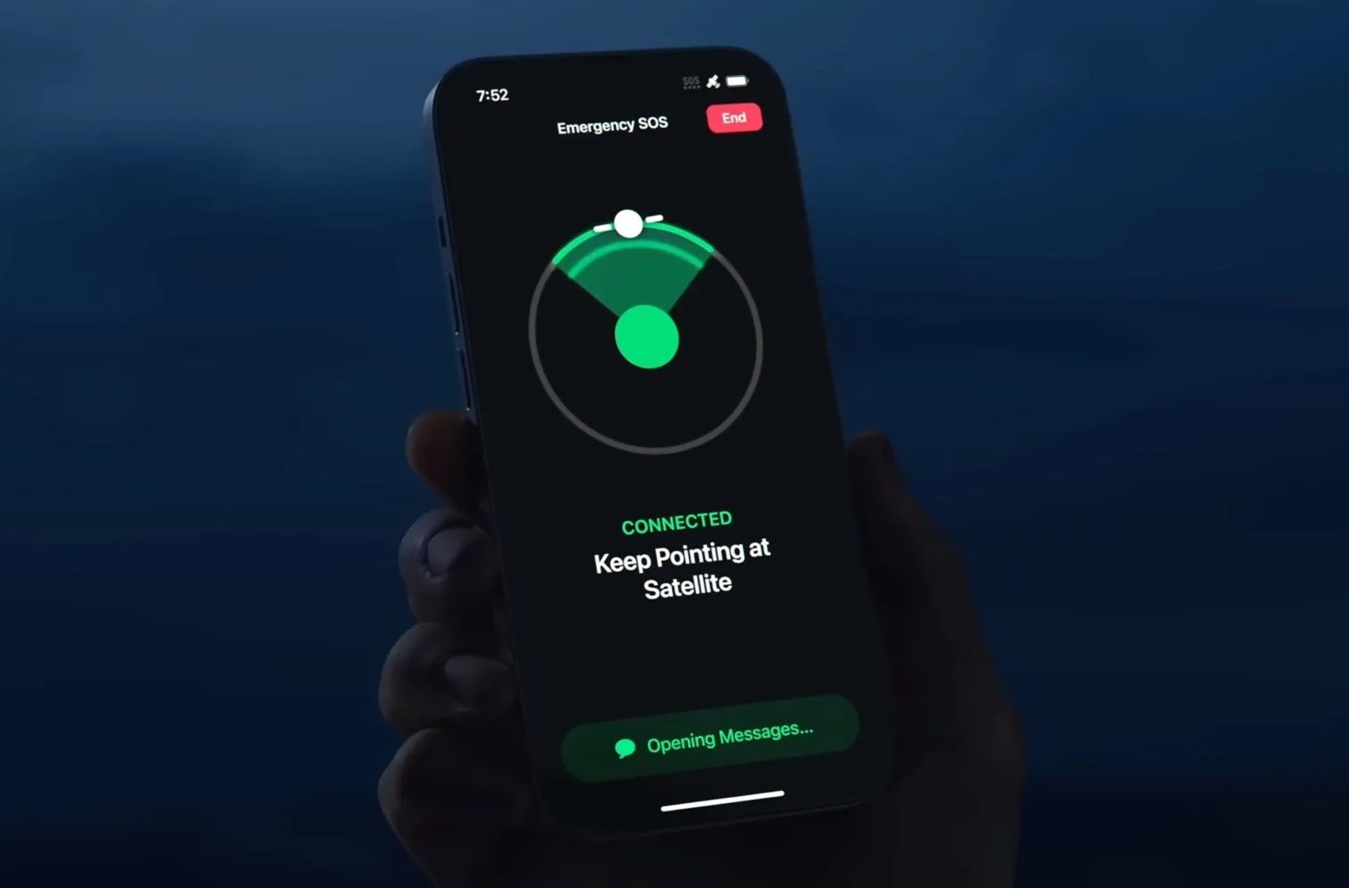 Tính năng SOS khẩn cấp qua vệ tinh đã cứu sống được nhiều người. Ảnh: Apple