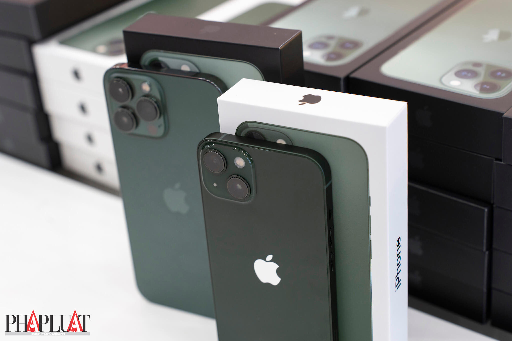 Apple giảm giá iPhone tại nhiều nơi để kích thích nhu cầu mua sắm của người tiêu dùng. Ảnh: TIỂU MINH