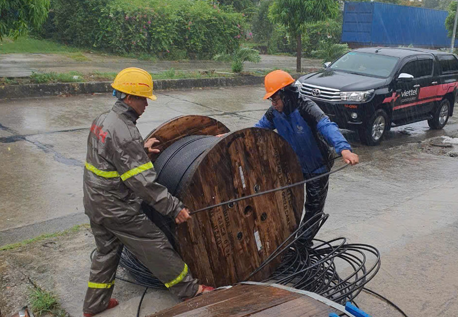 Các nhà mạng đang triển khai nhiều dịch vụ để đảm bảo liên lạc cho người dân trong vùng bị ảnh hưởng bởi bão số 3.