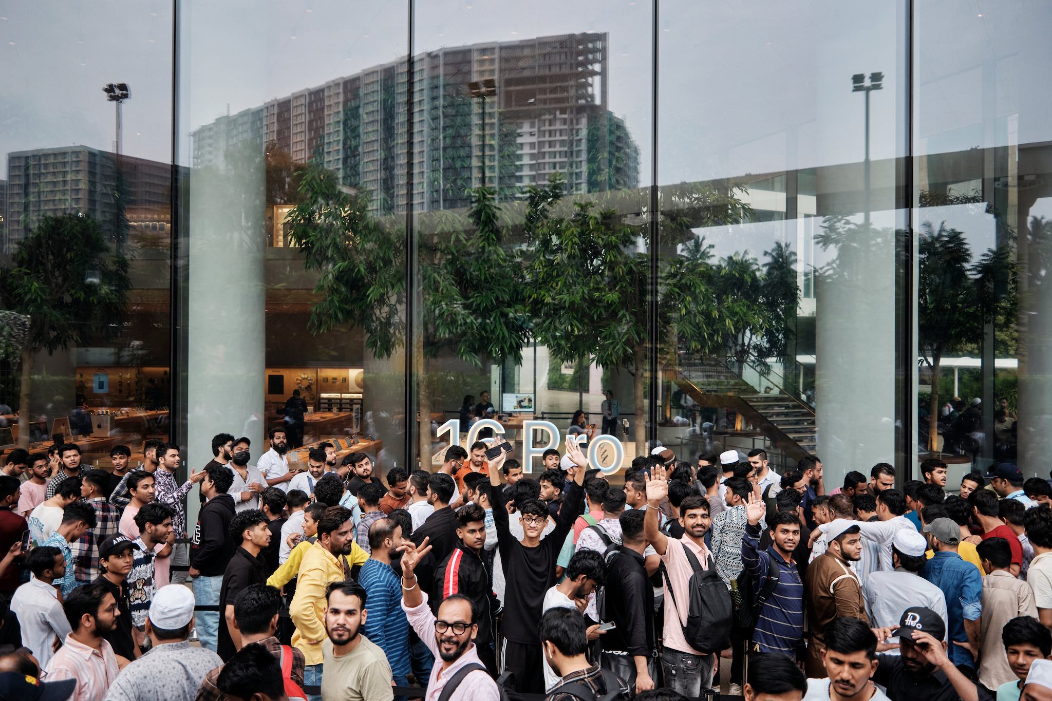 Người dùng xếp hàng tại một cửa hàng Apple ở Mumbai để mua iPhone 16. Ảnh: Apple