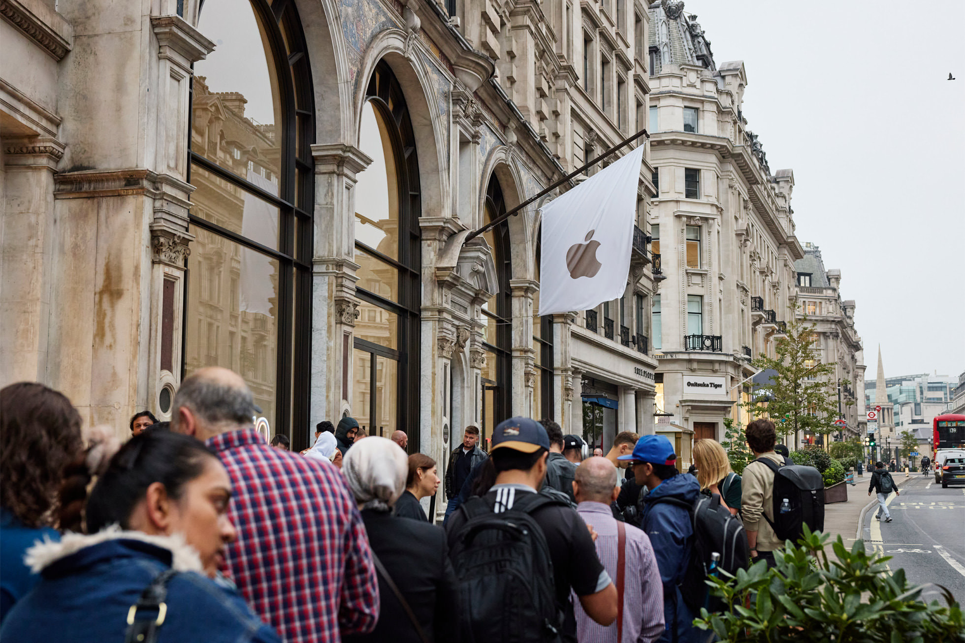 Người dùng xếp hàng dài bên ngoài cửa hàng Apple ở London (Anh) để mua iPhone 16. Ảnh: Apple
