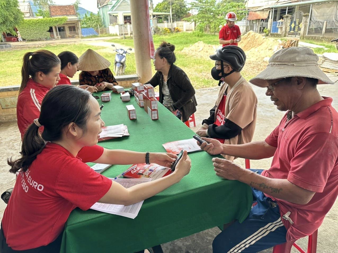 Nhân viên nhà mạng hỗ trợ người dân chuyển đổi lên thiết bị 4G trước khi tắt sóng 2G