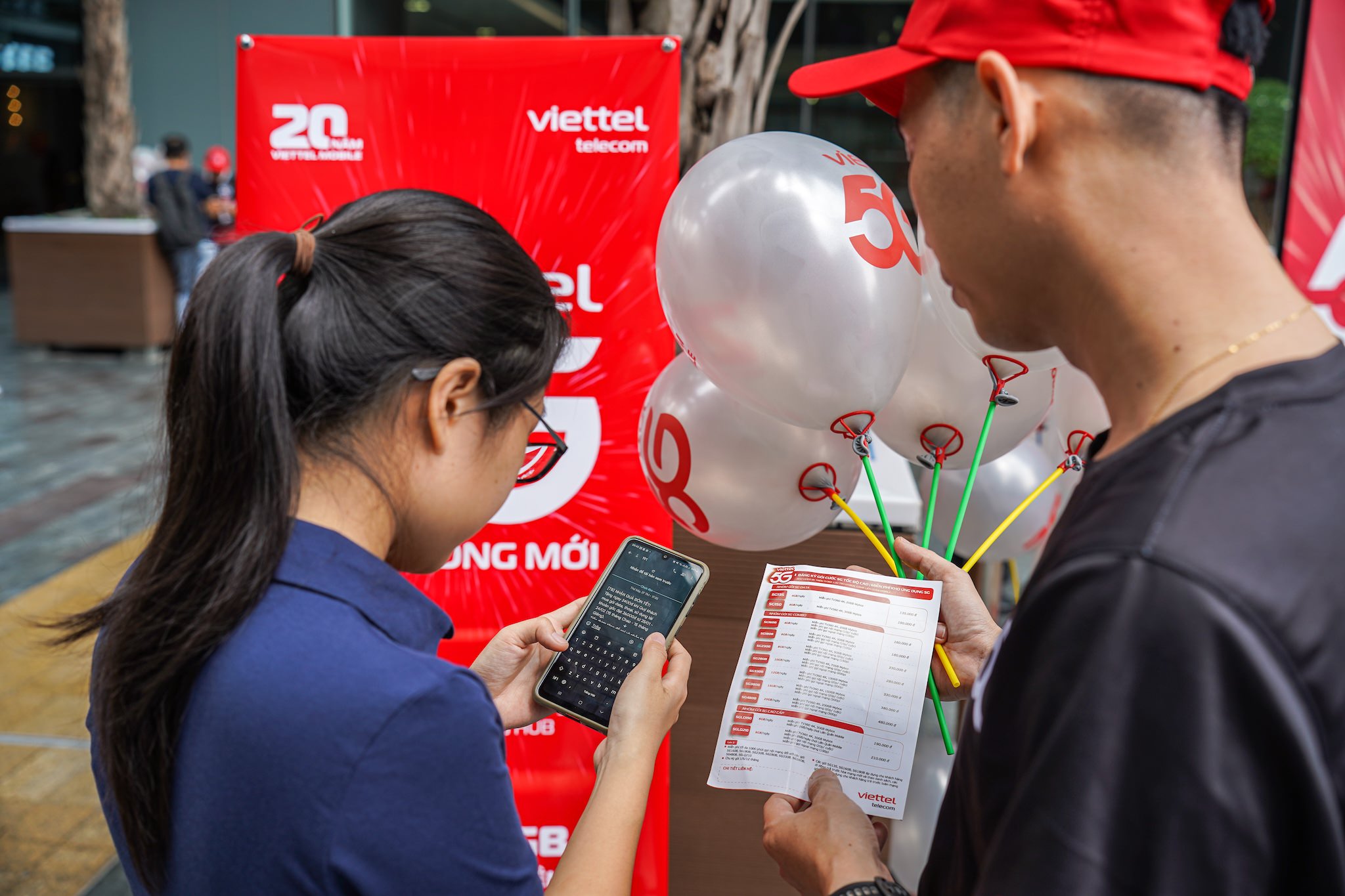 Người dân hào hứng đăng ký gói 5G khi mạng 5G chính thức khai trương. Ảnh: TIỂU MINH