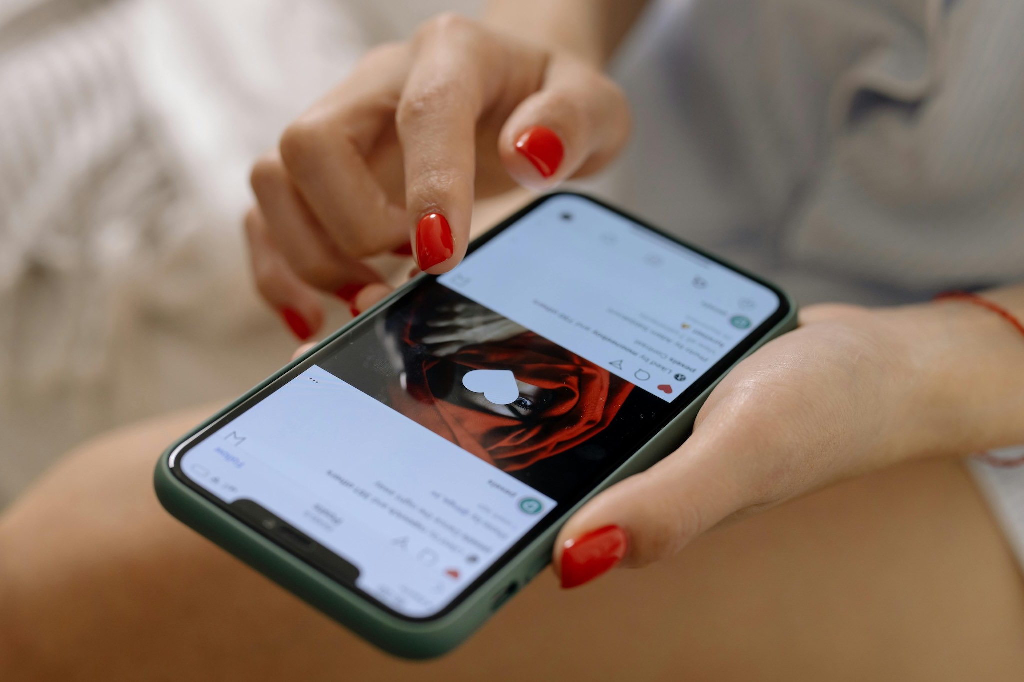 Nhiều rủi ro tiềm ẩn khi sử dụng mạng xã hội. Ảnh: Pexels