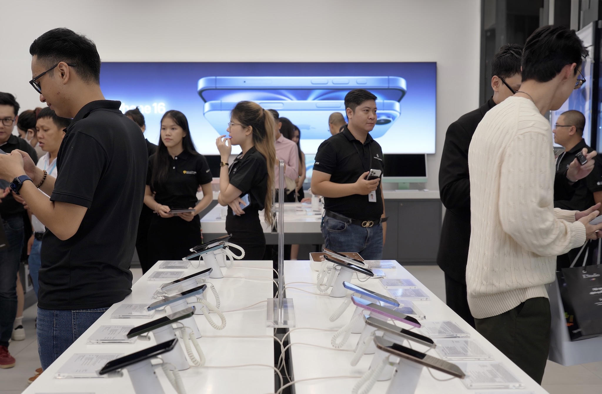Apple Intelligence chưa đủ thu hút người tiêu dùng. Ảnh: TIỂU MINH