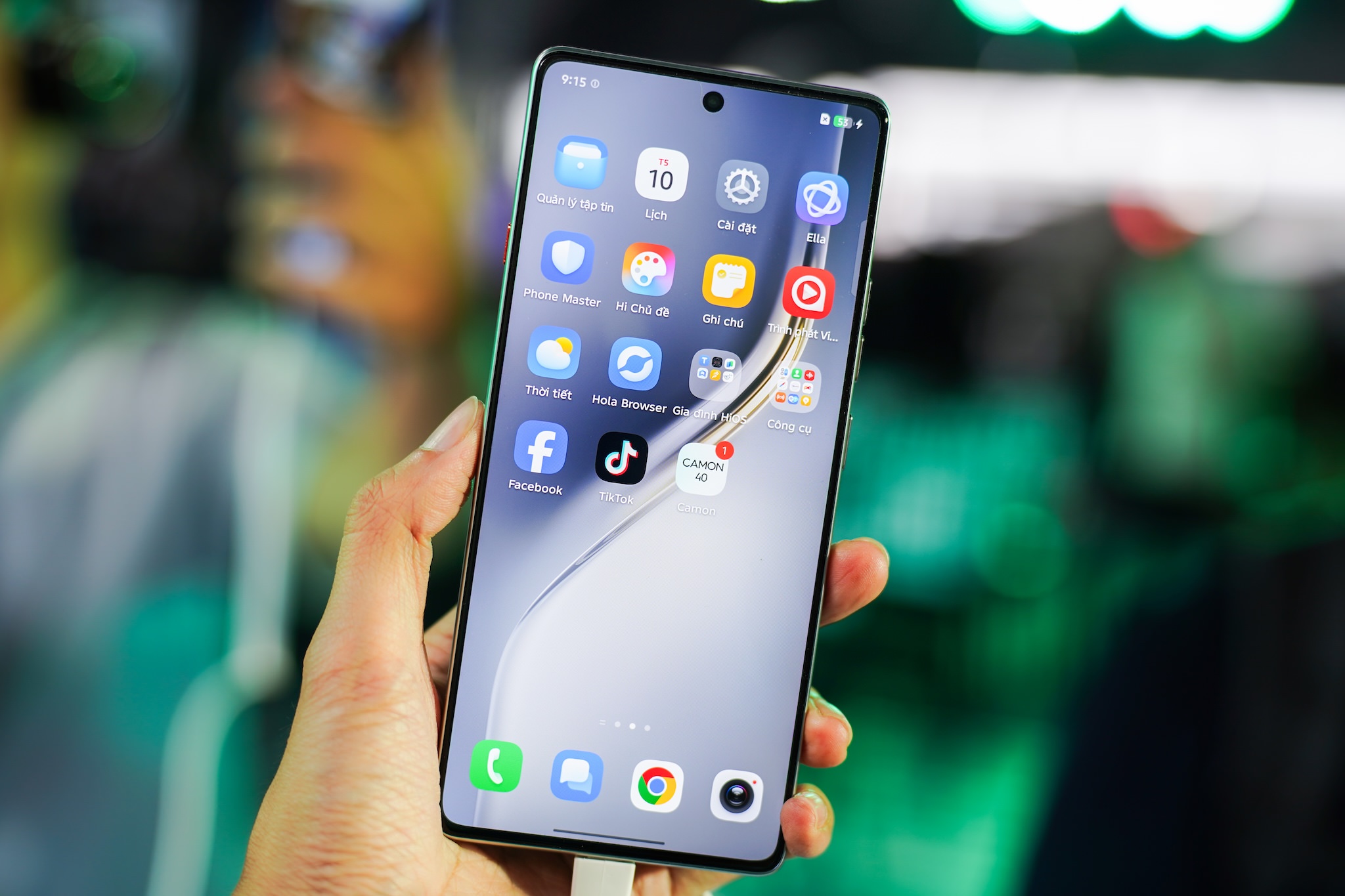 Điện thoại AI Tecno Camon 40 có màn hình phẳng, phiên bản Pro sử dụng màn hình cong. Ảnh: TIỂU MINH