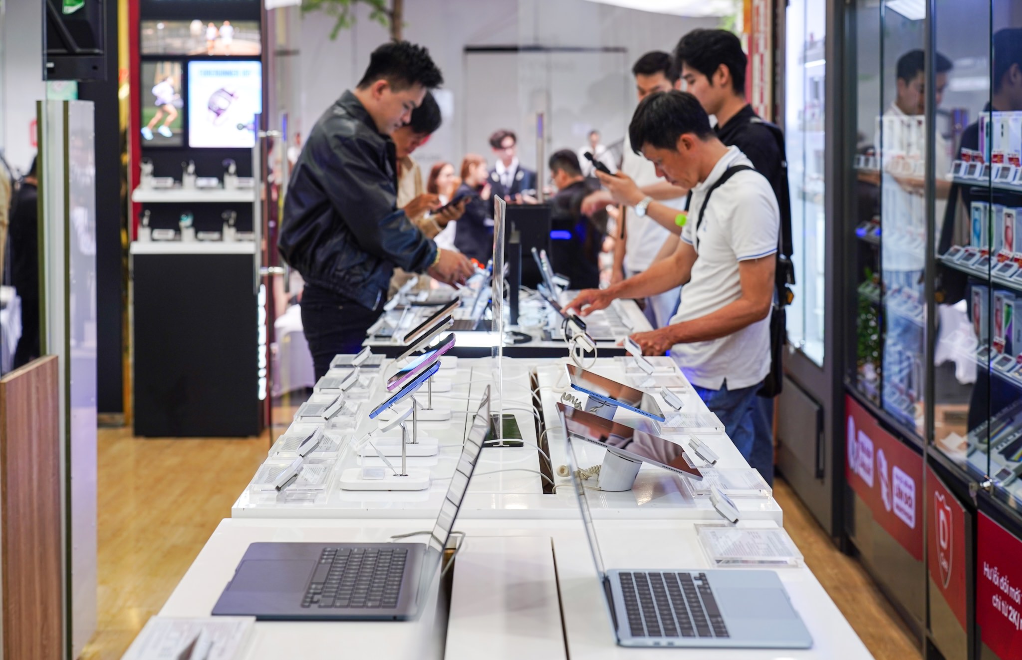Số lượng iPhone bán ra trên toàn cầu kể từ khi ra mắt lần đầu tiên đã khiến không ít người cảm thấy bất ngờ. Ảnh: TIỂU MINH