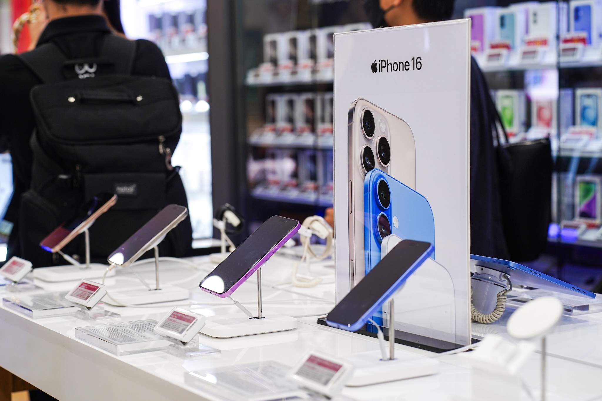 iPhone vẫn là 'gà đẻ trứng vàng' của Apple. Ảnh: TIỂU MINH