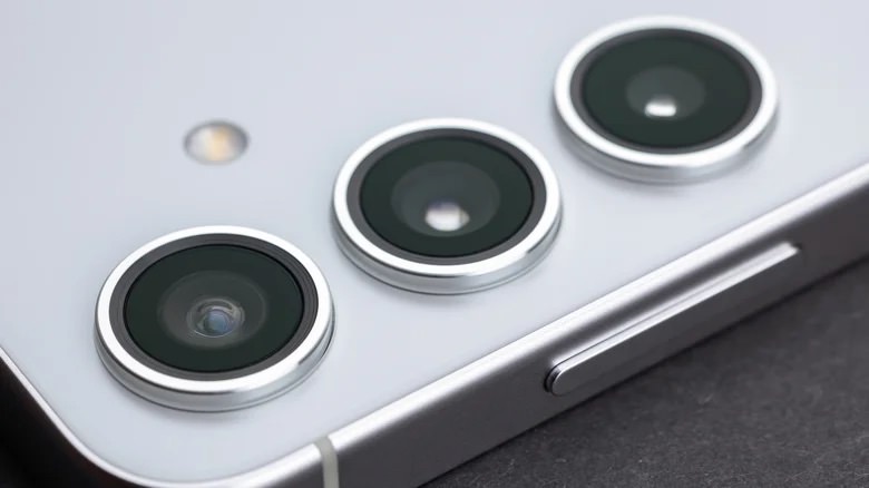 Dán che camera có thể ảnh hưởng đến chất lượng ảnh.