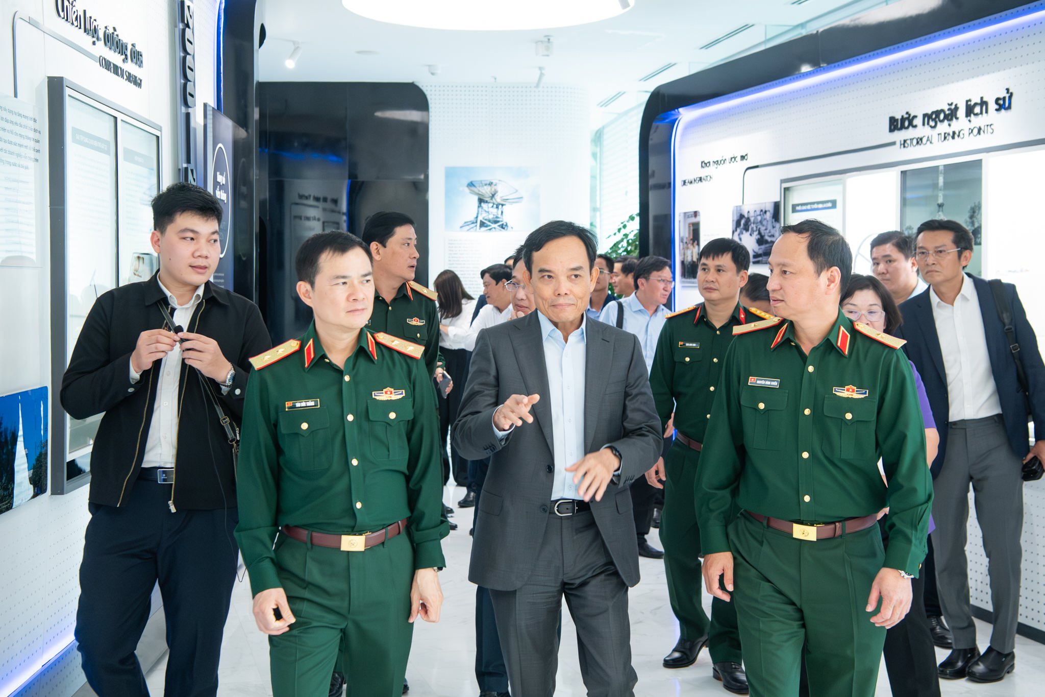 Dong chi Tran Luu Quang, Uy vien Bo Chinh Tri, Bi thu Thanh uy TP. Ho Chi Minh tham quan bao tang Viettel.jpg