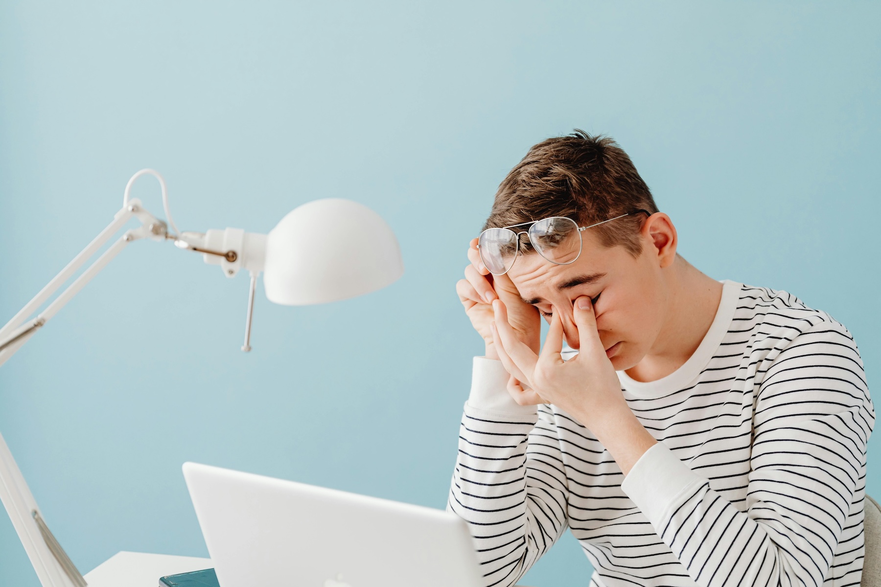 Mỏi mắt là tình trạng thường xuyên xảy ra khi sử dụng các thiết bị điện tử liên tục. Ảnh: Pexels