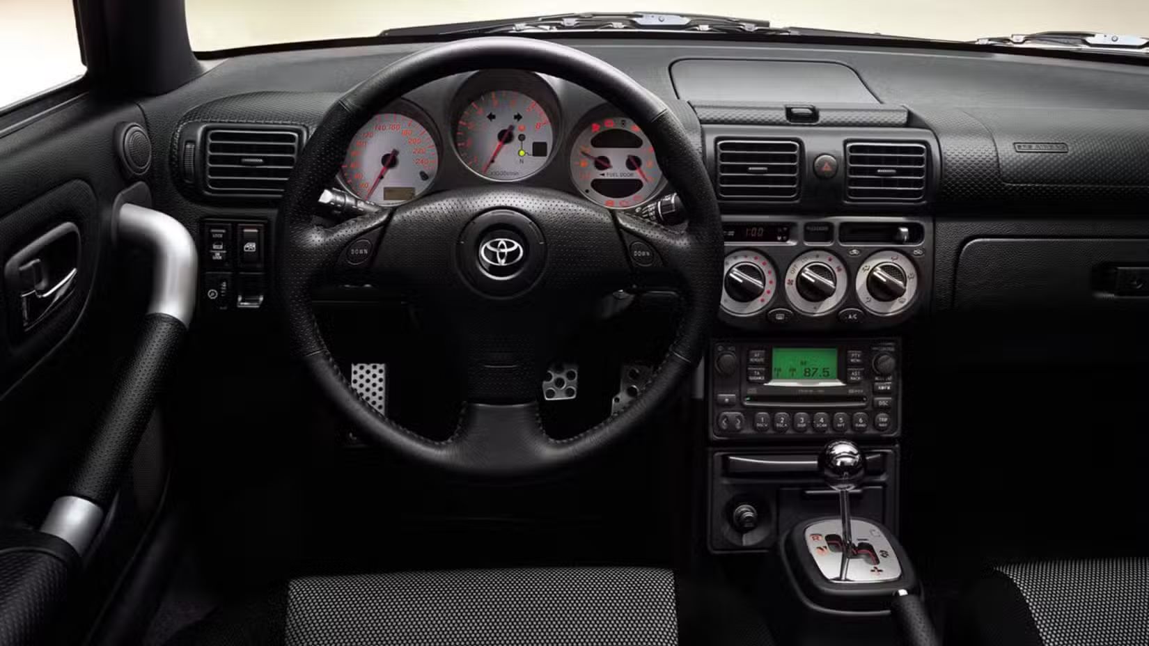 toyota-mr2-2000-khoang-xe.jpeg