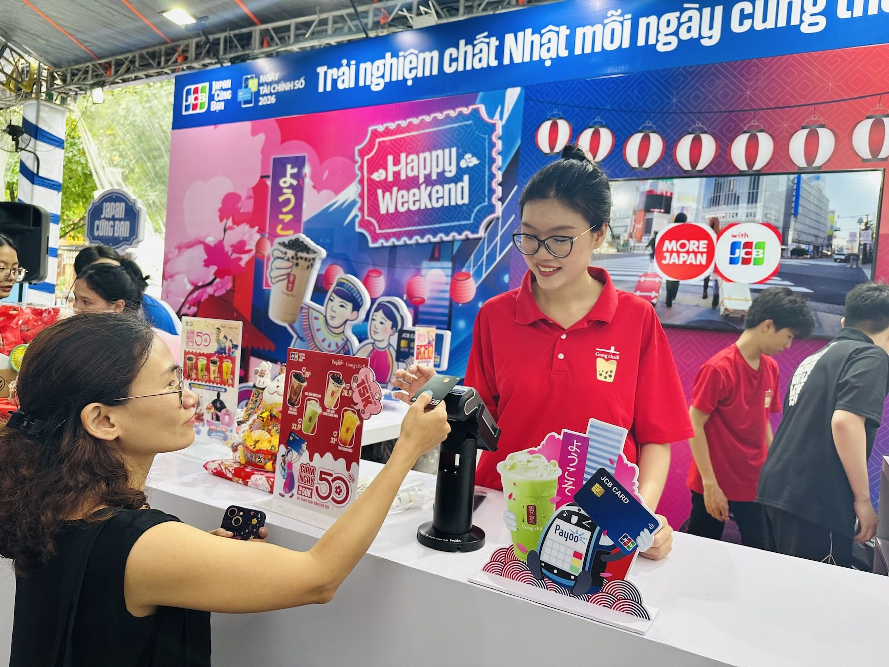Khách tham quan và trải nghiệm thanh toán tại các gian hàng trong sự kiện.jpg