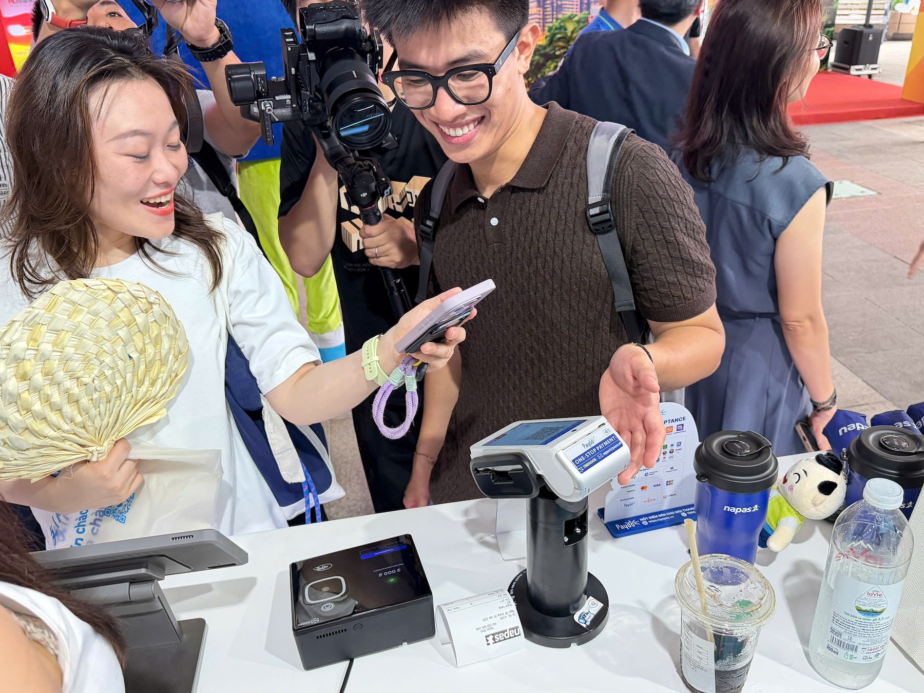Khách Trung Quốc sử dụng AliPay quét mã VietQRGlobal trên PayooPOS thanh toán mua trà sữa tại sự kiện.jpg