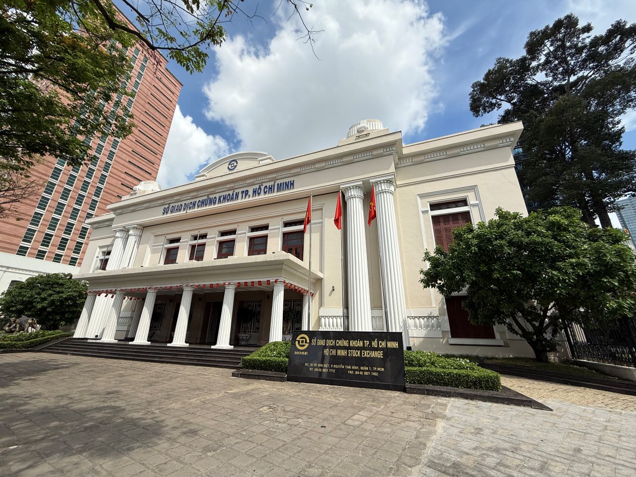 thị trường chứng khoán.jpg