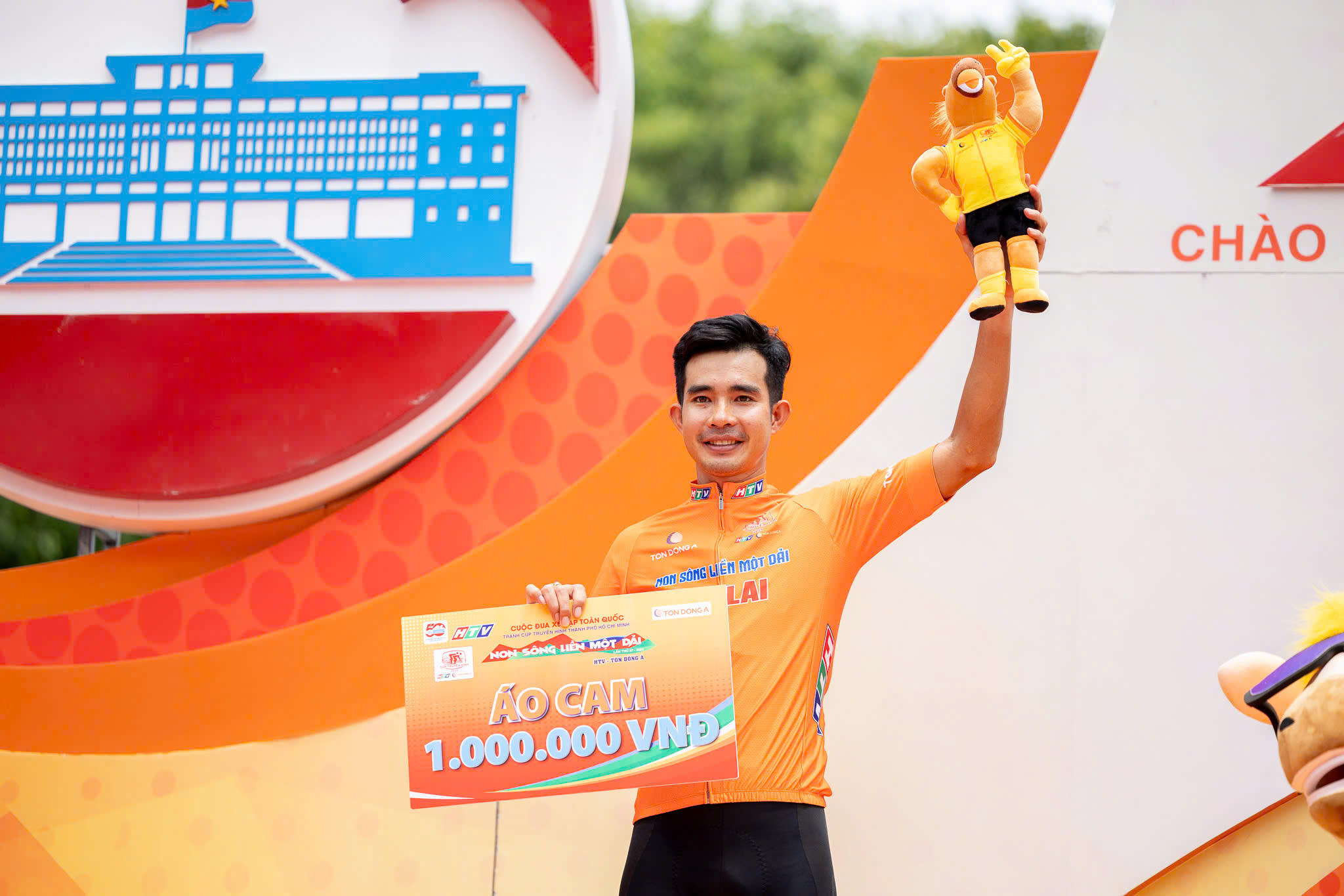 nguyen-hoang-sang-ao-cam.jpg