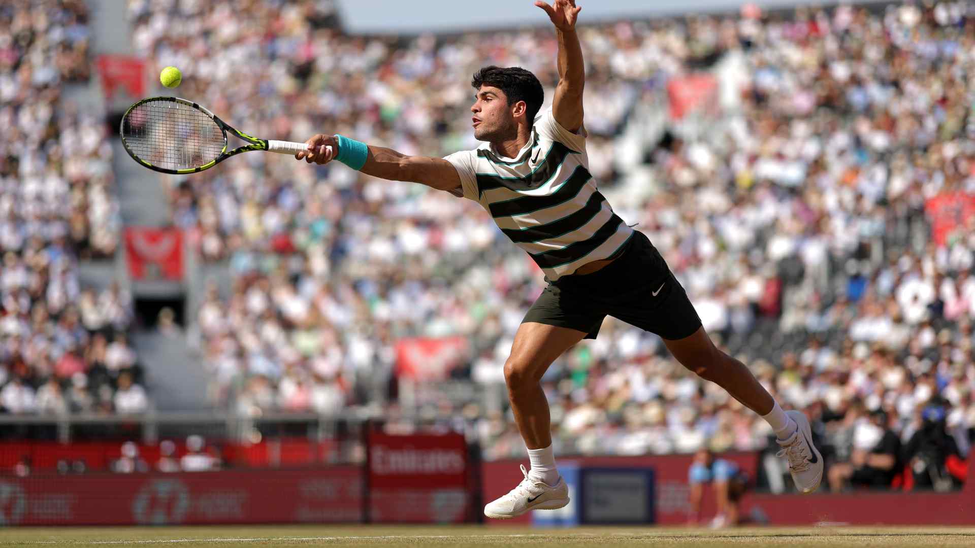 Alcaraz vất vả vào bán kết HSBC Championships
