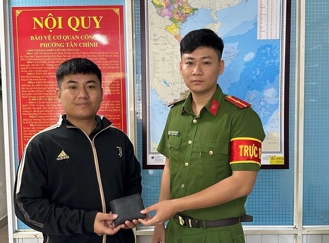 giao nộp chiếc ví