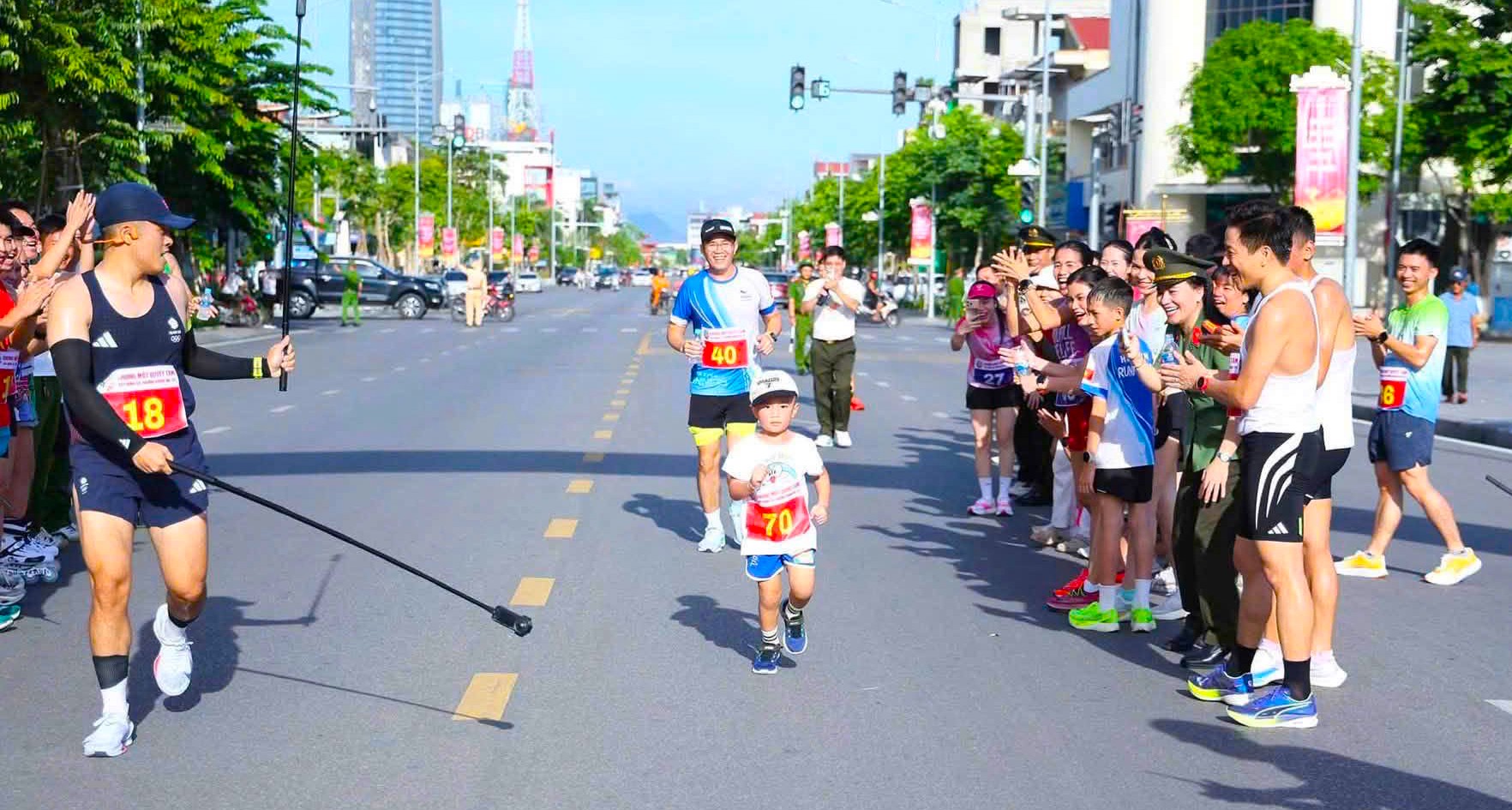 Bé 4 tuổi chạy bộ 2 km, hưởng ứng tháng hành động phòng, chống ma túy