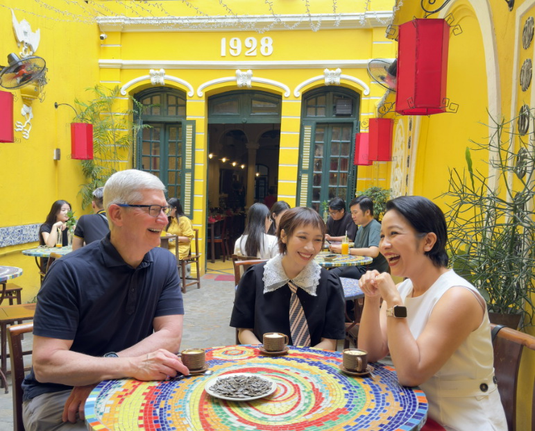 CEO của Apple uống cà phê trứng, đi dạo ở hồ Hoàn Kiếm