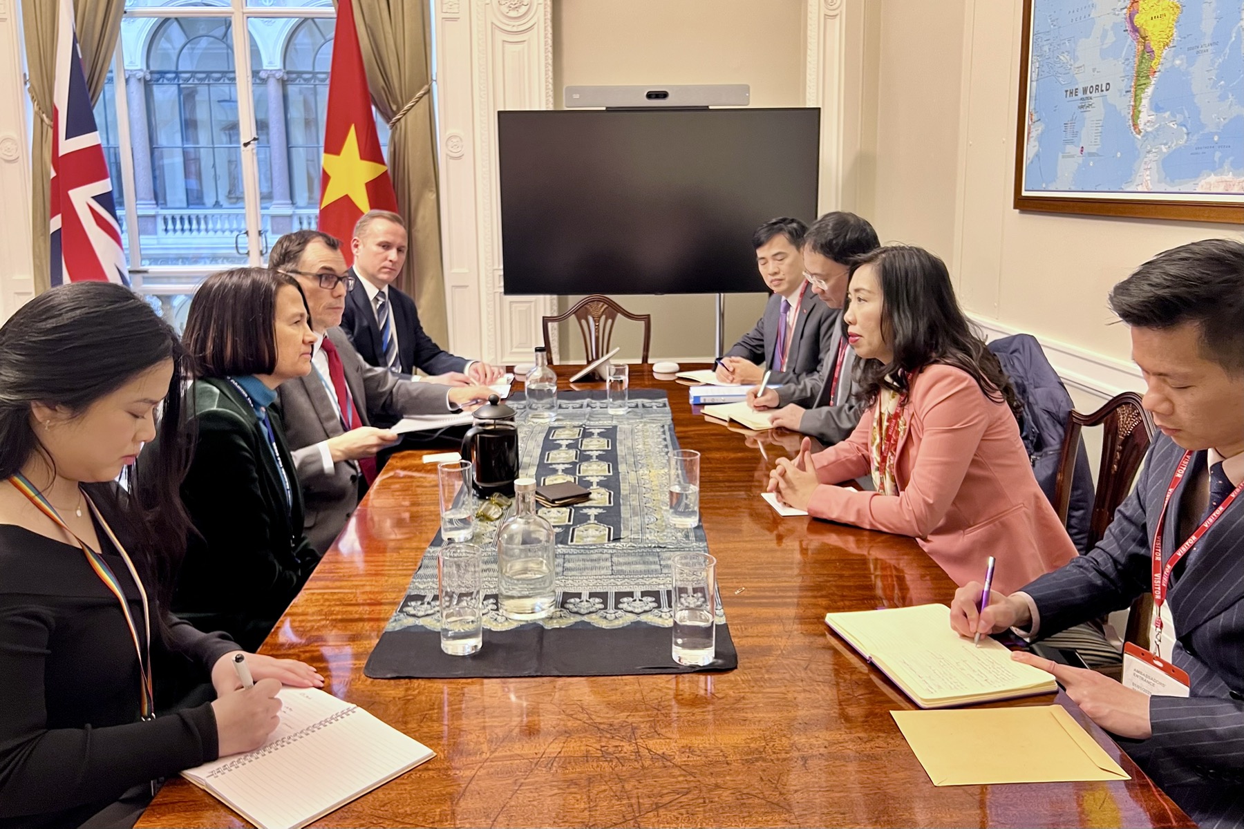 Thứ trưởng Bộ Ngoại giao Lê Thị Thu Hằng gặp Quốc vụ khanh Bộ Ngoại giao Anh Catherine West