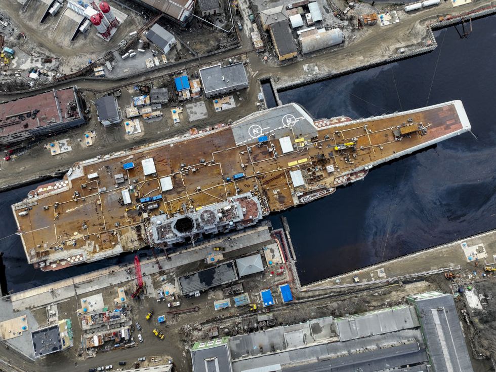 tau-san-bay-Kuznetsov.jpg