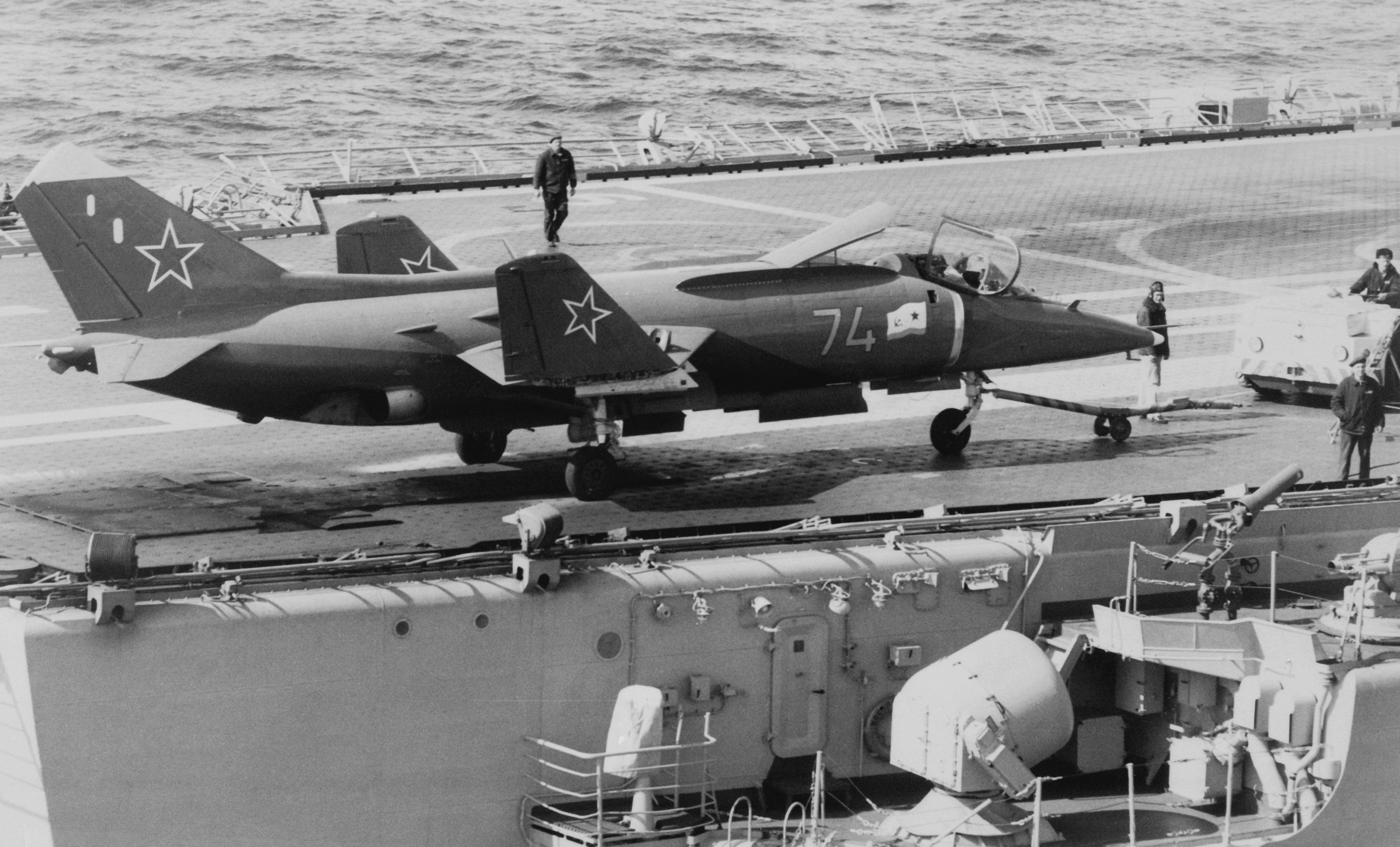 Yak-38_cho tàu sân bay