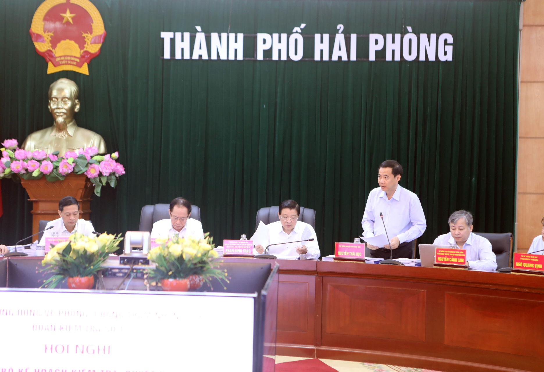 phan-dinh-trac-kiem-tra-hai-phong-3.jpg