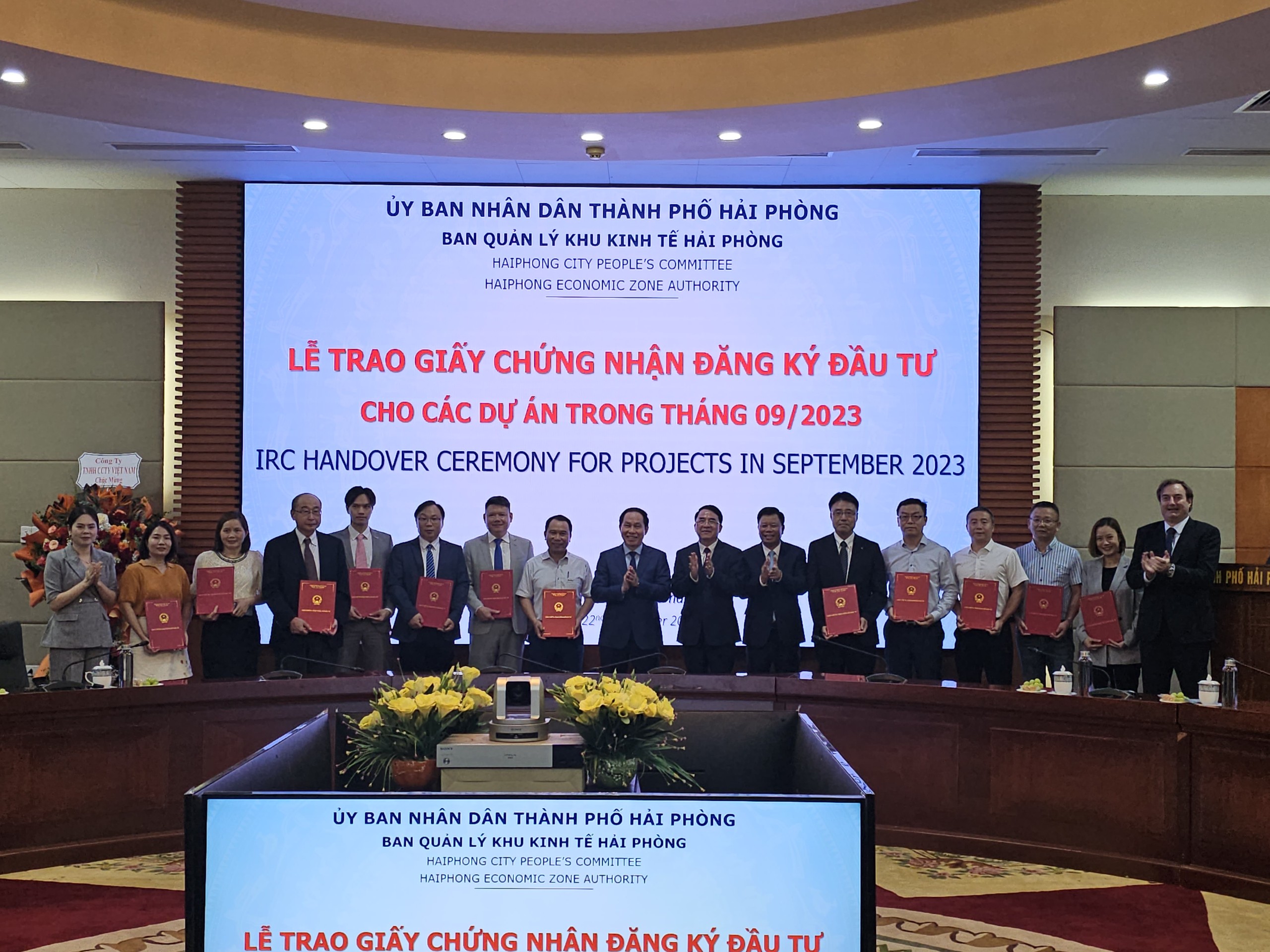 trao-giay-dau-tu-hp-thang-9.jpg