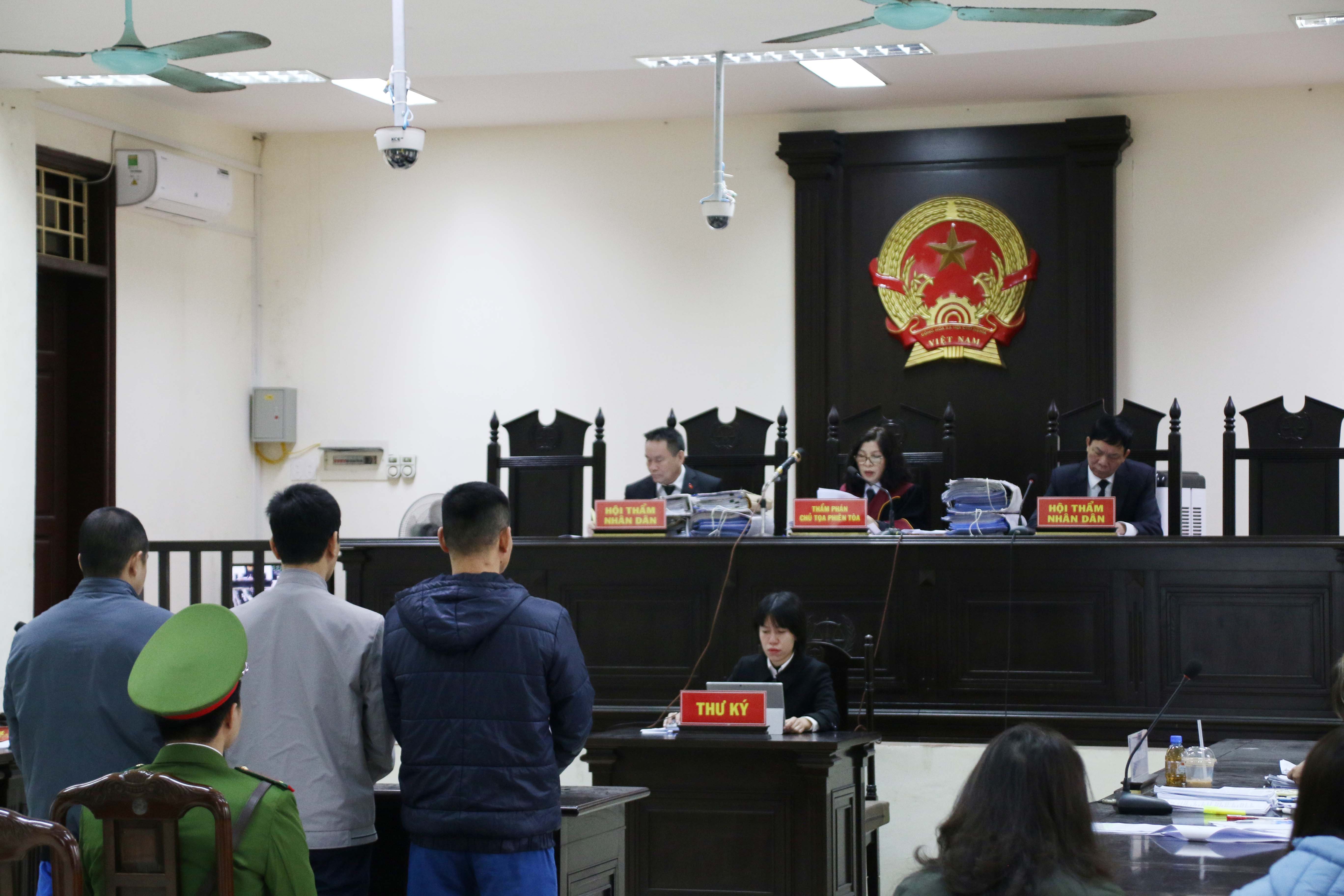 Ba bị cáo trong vụ nhận hối lộ tại trung tâm đăng kiểm Thái Bình hầu toà