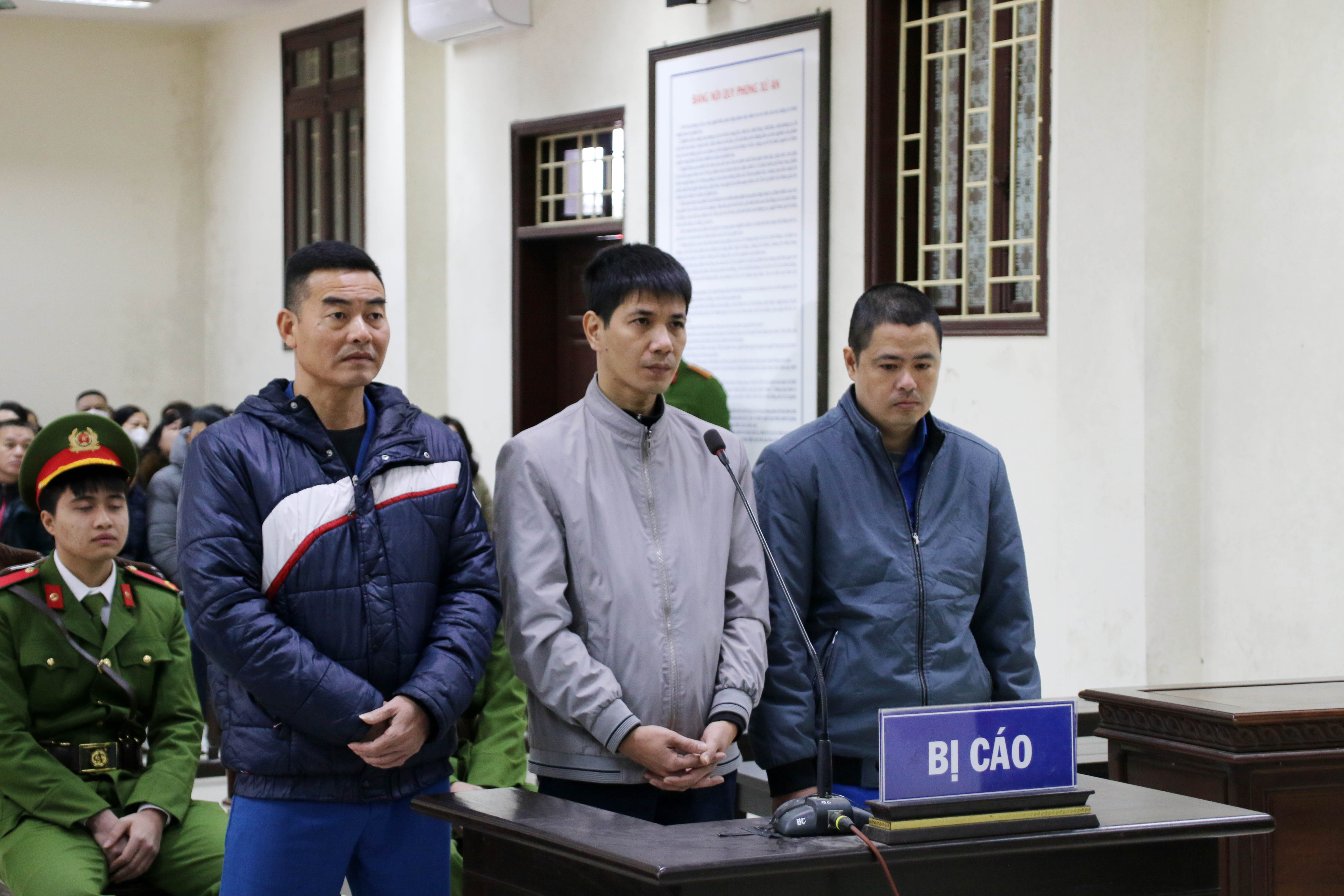 Ba bị cáo hầu toà trong vụ nhận hối lộ tại trung tâm đăng kiểm Thái Bình