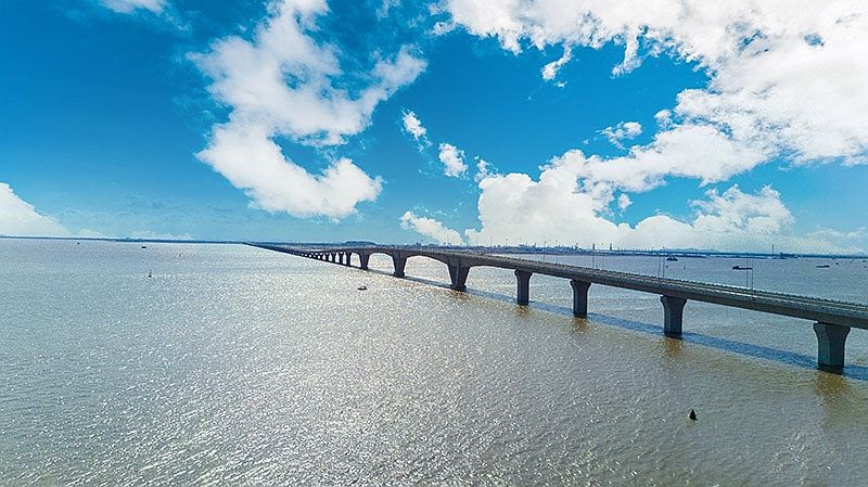 tự đâm vào thành cầu tai nạn