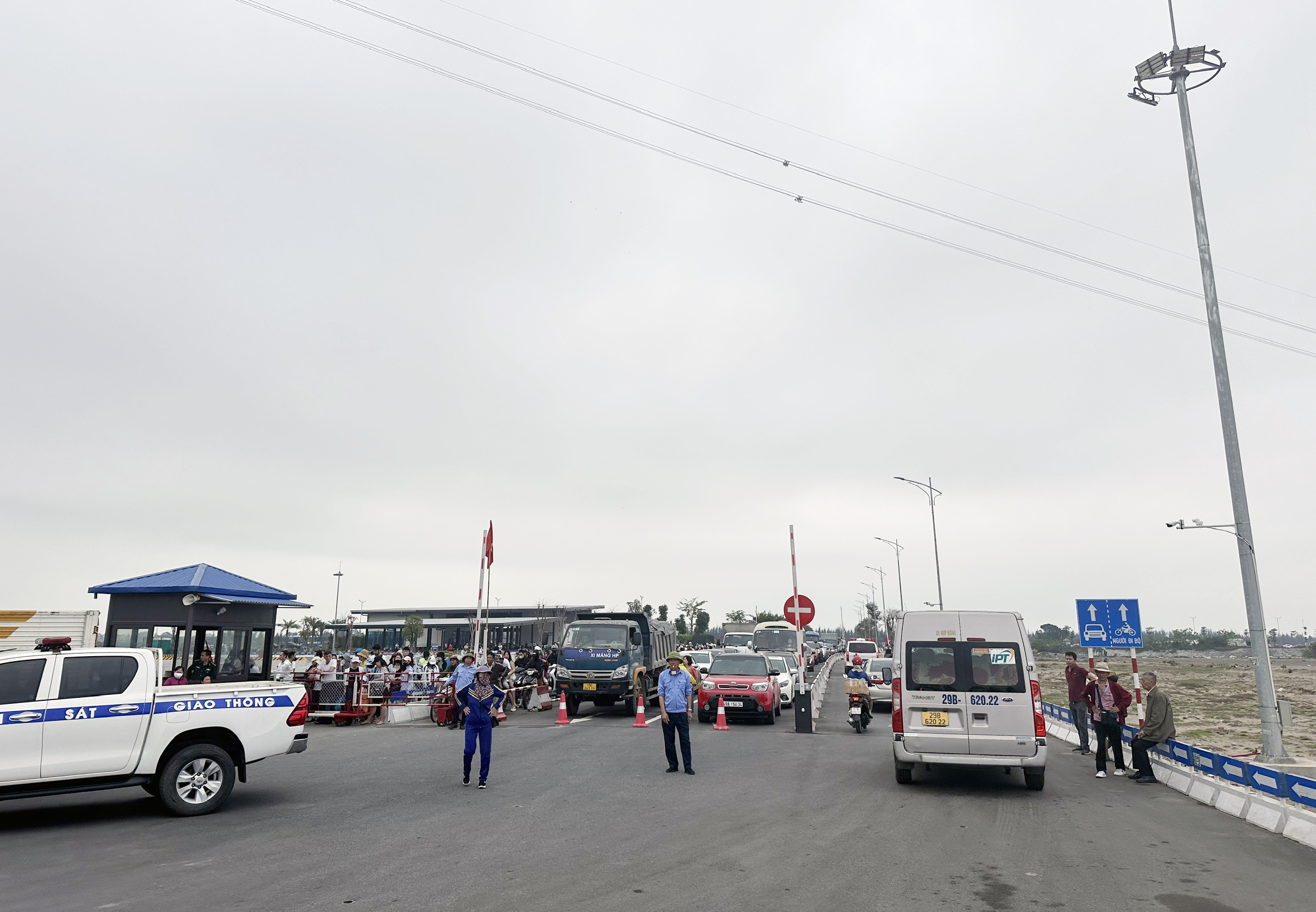 Do lượng khách đông, phà Đồng Bài sang đảo Cát Bà có dấu hiệu ùn tắc từ 10 giờ sáng nay. Ảnh: Ngọc Sơn